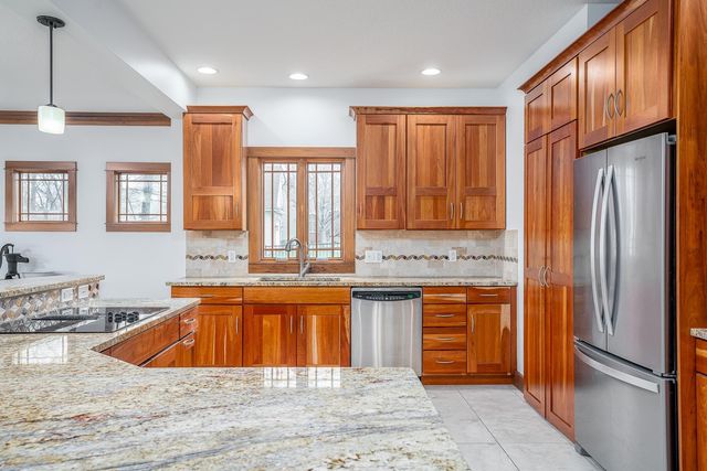 2891 Grandview Drive, Bettendorf, IA 52722