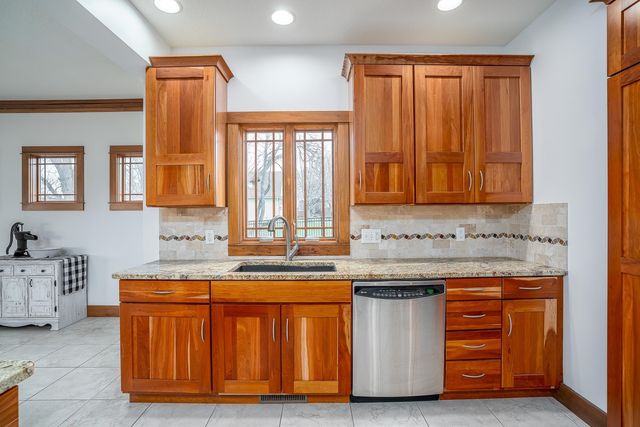 2891 Grandview Drive, Bettendorf, IA 52722