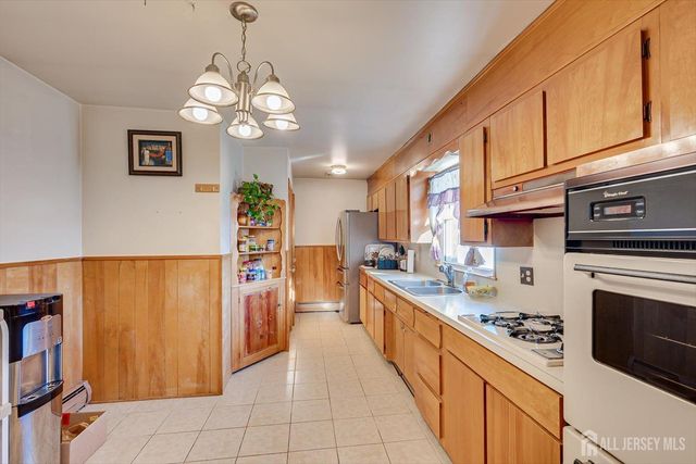85 Grand Street, Iselin, NJ 08830