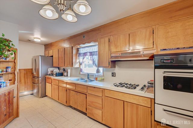 85 Grand Street, Iselin, NJ 08830