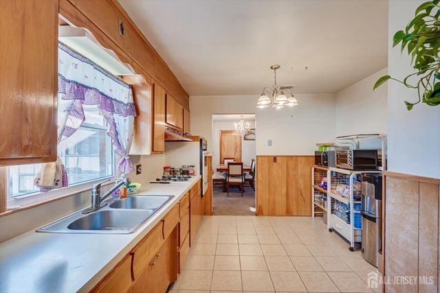 85 Grand Street, Iselin, NJ 08830