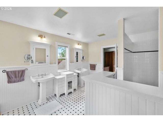 11812 Sw 17TH Ave, Portland, OR 97219