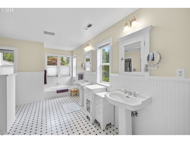 11812 Sw 17TH Ave, Portland, OR 97219