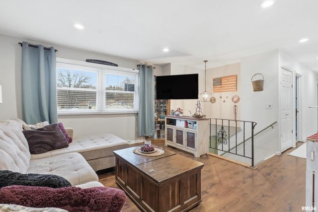 3309 WINSTON Drive, Bettendorf, IA 52722