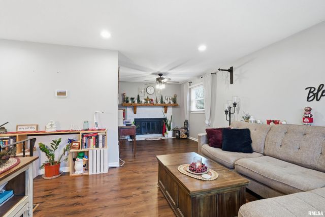 3309 WINSTON Drive, Bettendorf, IA 52722