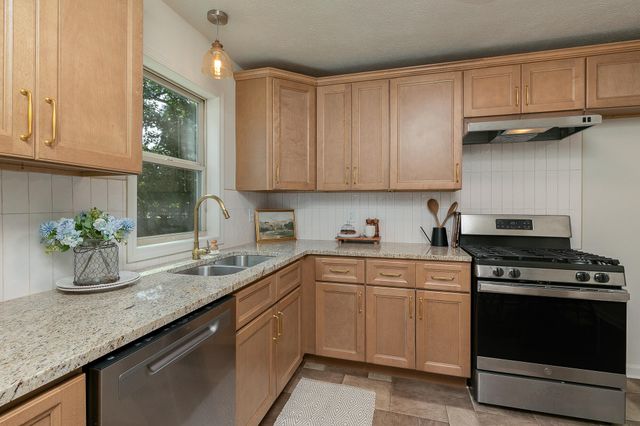 1520 S Pickwick Avenue, Springfield, MO 65804
