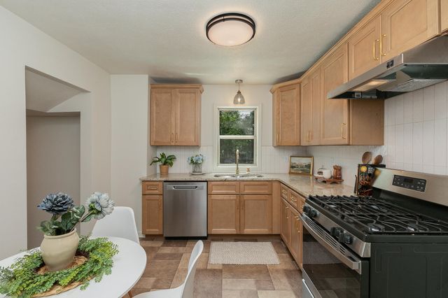 1520 S Pickwick Avenue, Springfield, MO 65804