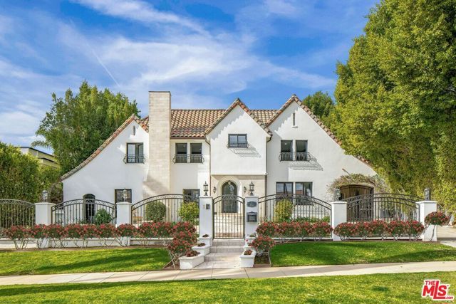 607 N Hillcrest Road, Beverly Hills, CA 90210