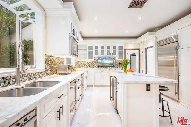607 N Hillcrest Road, Beverly Hills, CA 90210