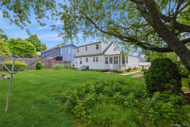 10 Laurel Road, Ronkonkoma, NY 11779
