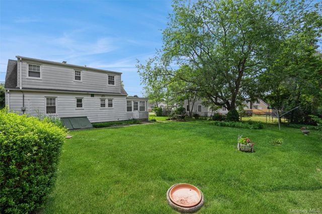 10 Laurel Road, Ronkonkoma, NY 11779