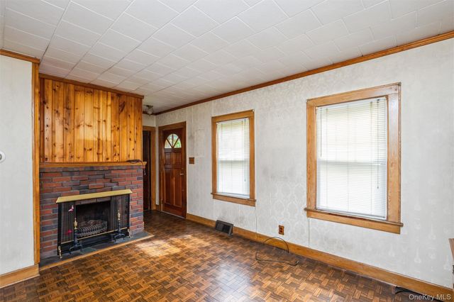 10 Laurel Road, Ronkonkoma, NY 11779