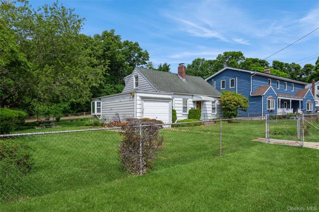 10 Laurel Road, Ronkonkoma, NY 11779