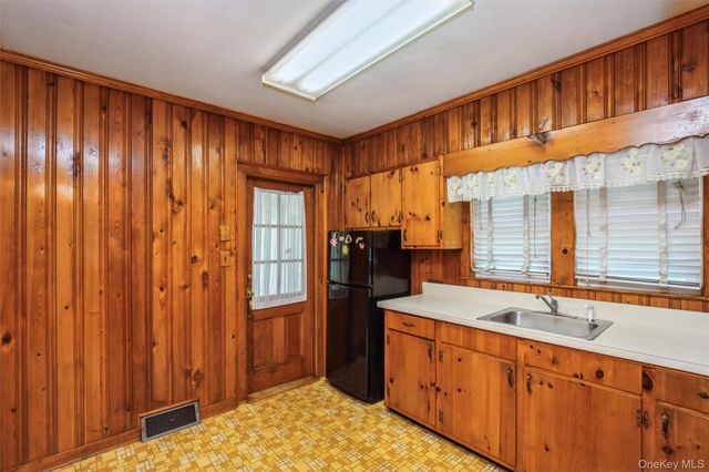 10 Laurel Road, Ronkonkoma, NY 11779