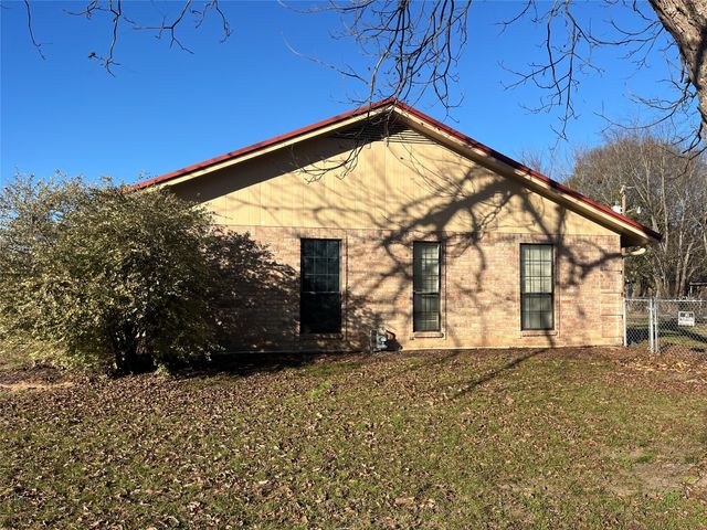 203 1st NE, Detroit, TX 75436