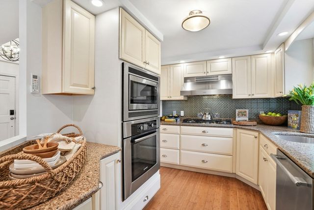 26 Sea Glen Road, Oak Bluffs, MA 02557