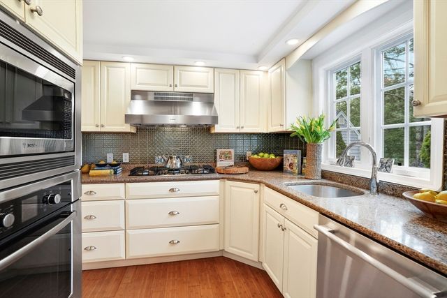 26 Sea Glen Road, Oak Bluffs, MA 02557