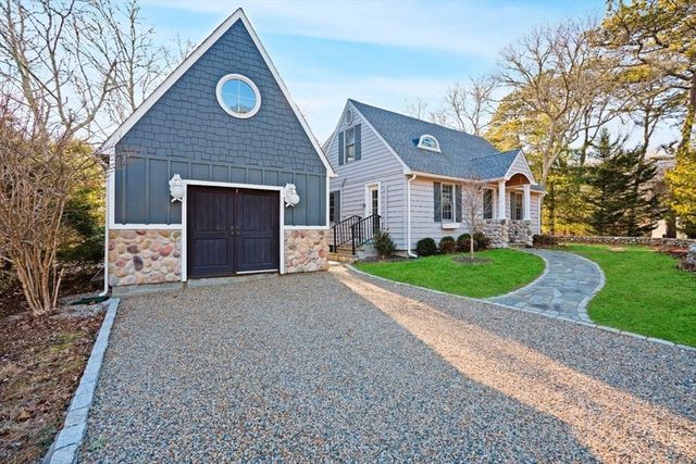 26 Sea Glen Road, Oak Bluffs, MA 02557