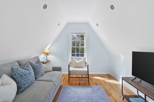 26 Sea Glen Road, Oak Bluffs, MA 02557