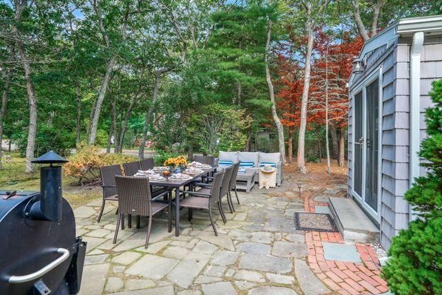 26 Sea Glen Road, Oak Bluffs, MA 02557