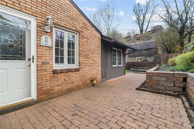 431 Torwood Ln, Pleasant Hills, PA 15236