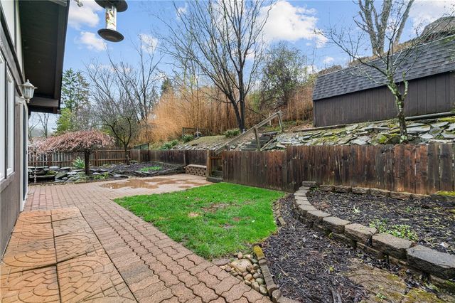 431 Torwood Ln, Pleasant Hills, PA 15236