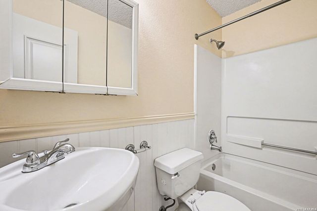 6858 Cape Meadow, Converse, TX 78109