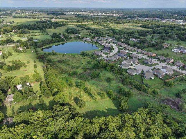 22999 W Sycamore Street, Tonganoxie, KS 66086