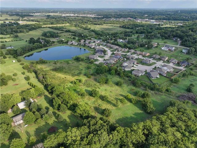 22999 W Sycamore Street, Tonganoxie, KS 66086