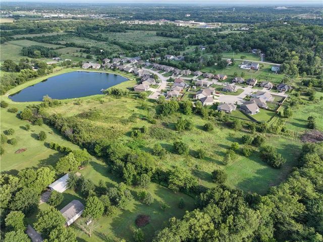 22999 W Sycamore Street, Tonganoxie, KS 66086