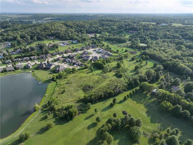 22999 W Sycamore Street, Tonganoxie, KS 66086