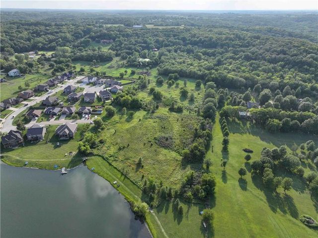 22999 W Sycamore Street, Tonganoxie, KS 66086