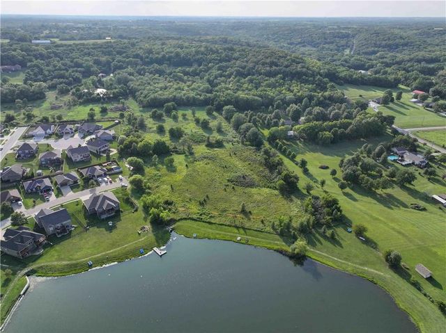 22999 W Sycamore Street, Tonganoxie, KS 66086