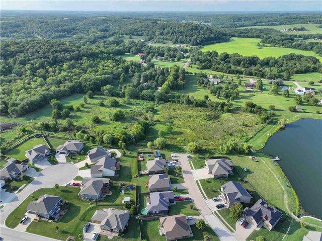 22999 W Sycamore Street, Tonganoxie, KS 66086