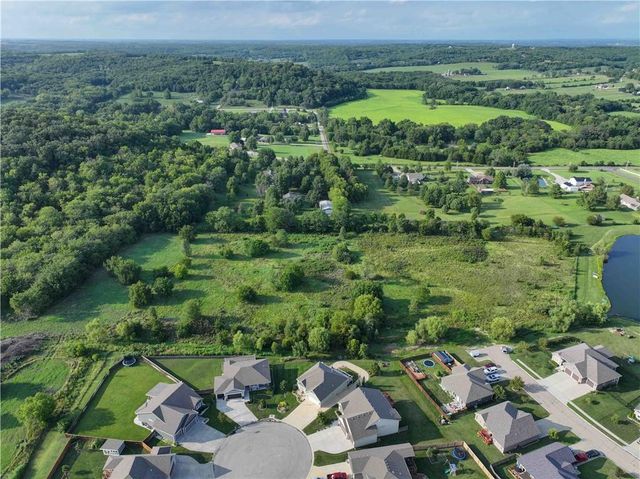22999 W Sycamore Street, Tonganoxie, KS 66086