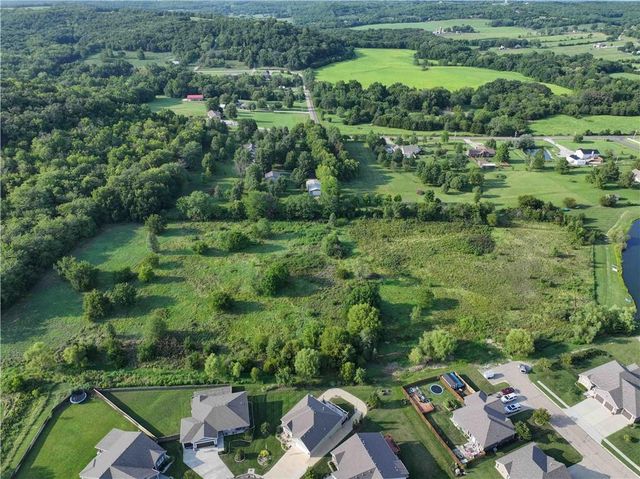 22999 W Sycamore Street, Tonganoxie, KS 66086