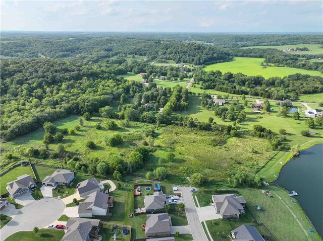22999 W Sycamore Street, Tonganoxie, KS 66086