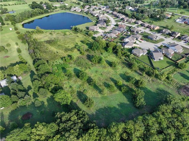 22999 W Sycamore Street, Tonganoxie, KS 66086