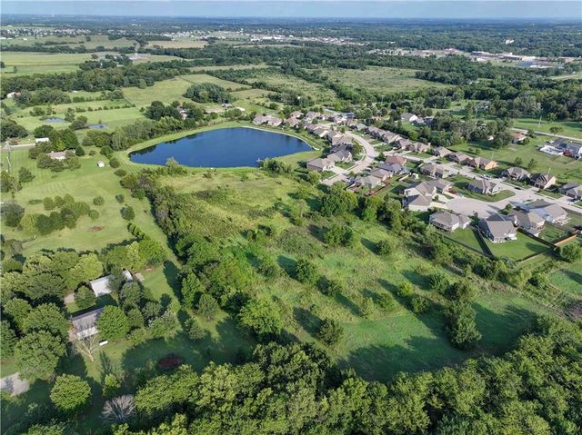 22999 W Sycamore Street, Tonganoxie, KS 66086