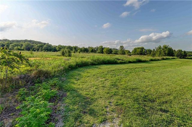 22999 W Sycamore Street, Tonganoxie, KS 66086