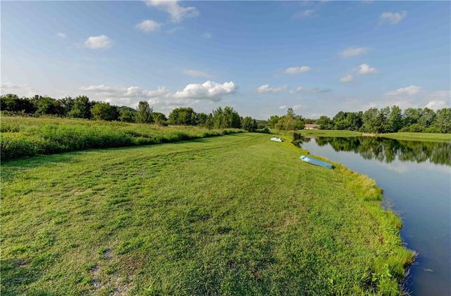 22999 W Sycamore Street, Tonganoxie, KS 66086