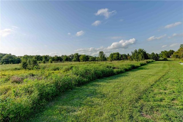 22999 W Sycamore Street, Tonganoxie, KS 66086