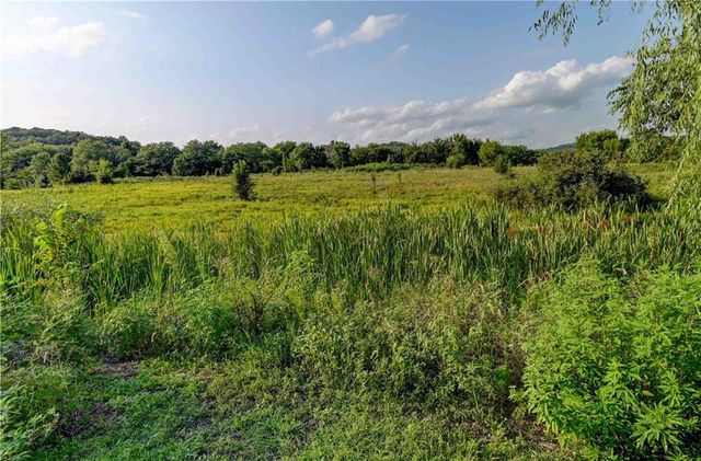 22999 W Sycamore Street, Tonganoxie, KS 66086