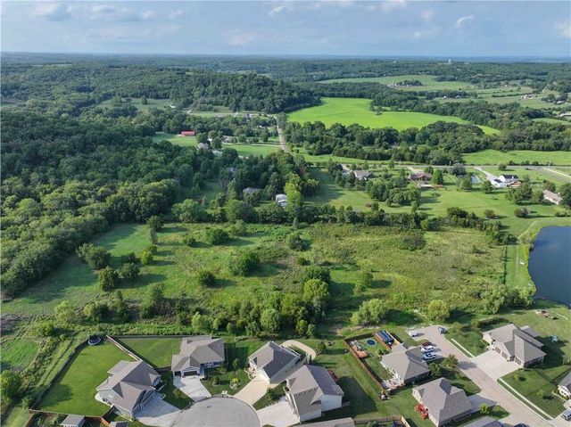 22999 W Sycamore Street, Tonganoxie, KS 66086