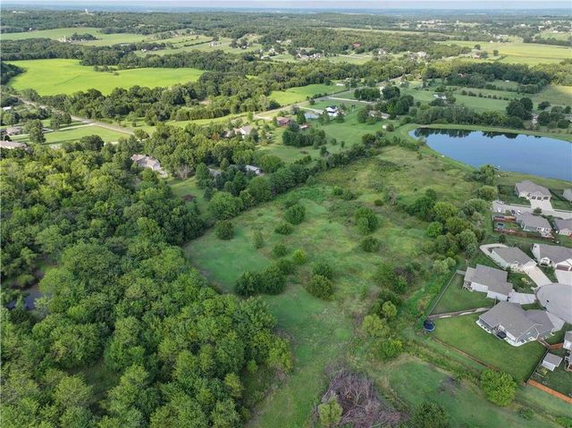 22999 W Sycamore Street, Tonganoxie, KS 66086