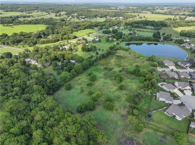 22999 W Sycamore Street, Tonganoxie, KS 66086