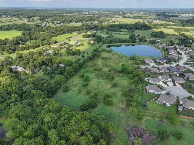 22999 W Sycamore Street, Tonganoxie, KS 66086