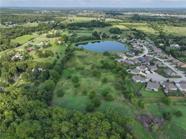 22999 W Sycamore Street, Tonganoxie, KS 66086