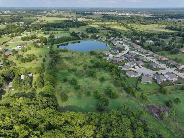 22999 W Sycamore Street, Tonganoxie, KS 66086