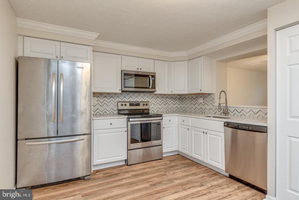 6 VICTORIA MANOR CT, Sicklerville, NJ 08081